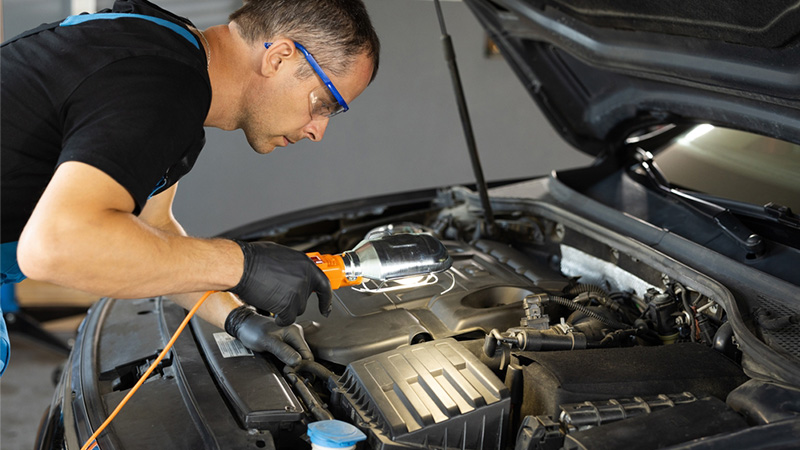 mécanicien travaillant sur une voiture