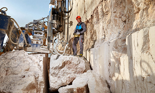 Un homme avec un airbag WorkAir sur un site de construction