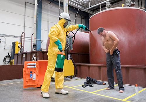 gebruik van draagbare lichaamsdouche tegen chemische brandwonden