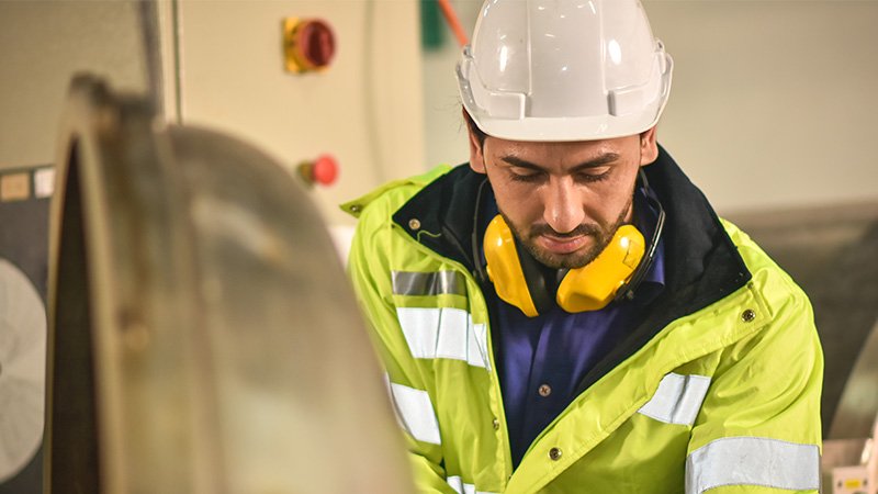 werkman draagt veiligeidshelm