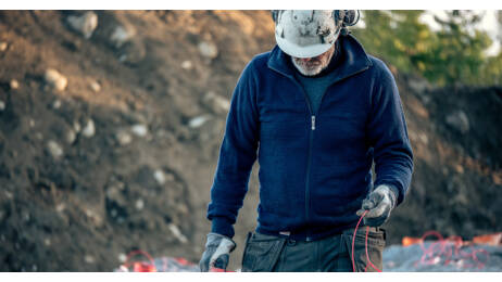 Prefer not to feel the cold, wind or rain while working outdoors ? You can with Merino wool !